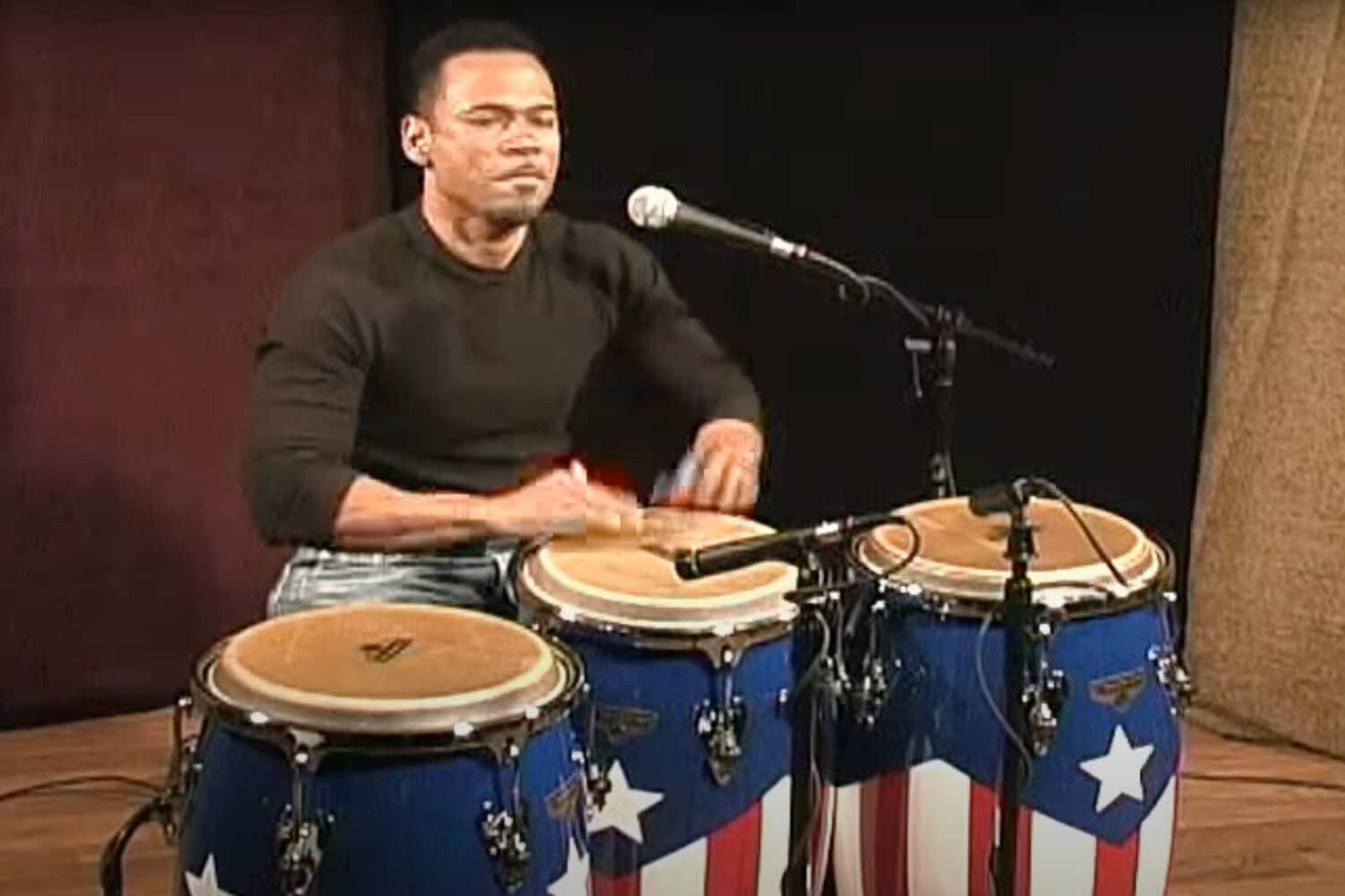 Le percussionniste Paoli Mejias joue sur des congas LP Matador (finition drapeau portoricain) sur scène