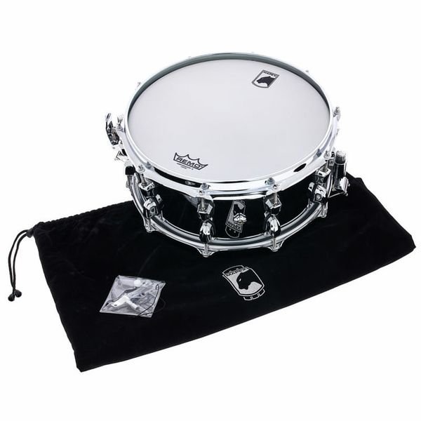 Vue laterale de la Mapex Black Panther Cyrus