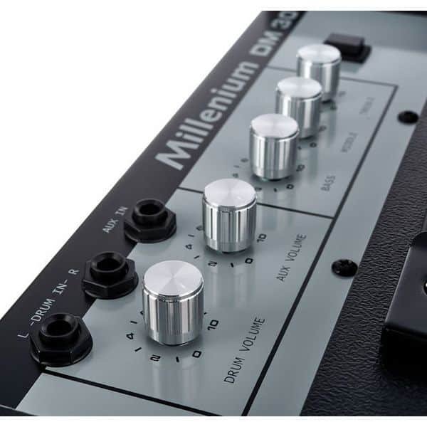 Millenium DM-30 sous une batterie électronique
