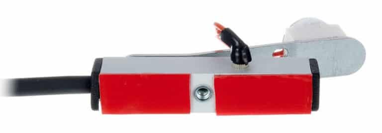 Dessous du boîtier On Trigger : deux bandes adhésives rouges pour le coller sur la plaque de base de la pédale