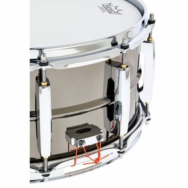 Vue de dessus de la Pearl Sensitone Brass avec sa peau Remo Ambassador