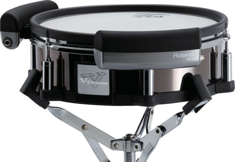 Deux Roland BT-1 fixés sur les tirants d'un pad de caisse claire V-Drums monté sur pied