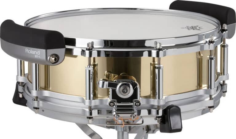 Deux barres Roland BT-1 fixées sur les tirants d'une caisse claire acoustique en laiton