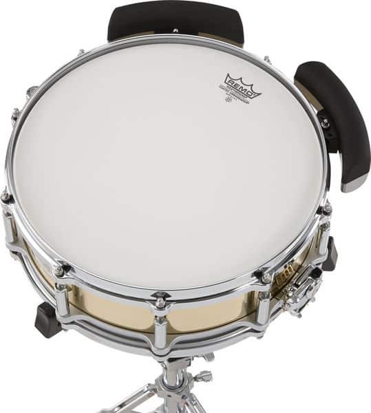 Caisse claire acoustique vue de dessus avec deux Roland BT-1 montés au bord du cercle