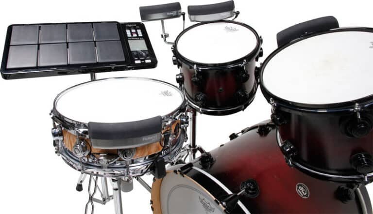 Batterie acoustique équipée de Roland BT-1 sur la caisse claire, un tom et une tige, avec un Octapad