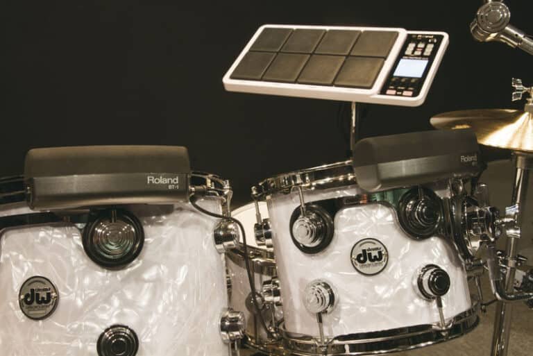 Deux Roland BT-1 fixés sur des toms acoustiques blancs, Octapad blanc en arrière-plan