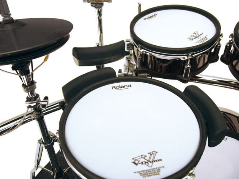 Batterie Roland V-Drums avec plusieurs BT-1 autour des pads et un BT-1 sur tige