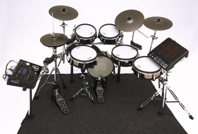 Grande batterie Roland V-Drums vue de haut avec module, SPD-SX et barres BT-1 près des pads