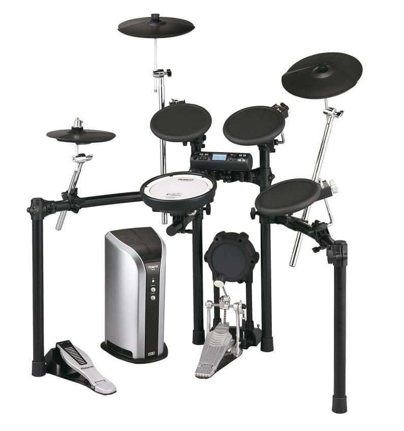 Roland PM-03 sous le rack d'une batterie électronique