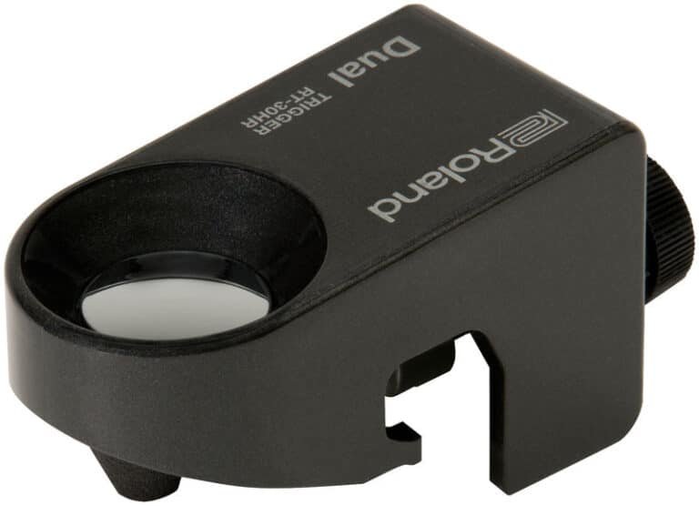 Roland RT-30HR Dual Trigger vu de trois quarts : boîtier noir, coupelle du capteur et molette de serrage