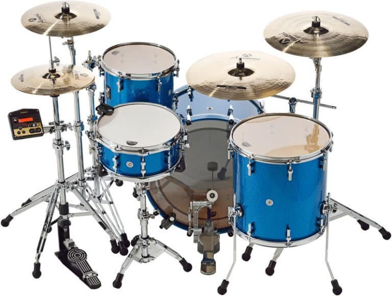 Batterie acoustique bleue pailletée équipée de triggers, avec un petit module Roland fixé sur le pied de charleston