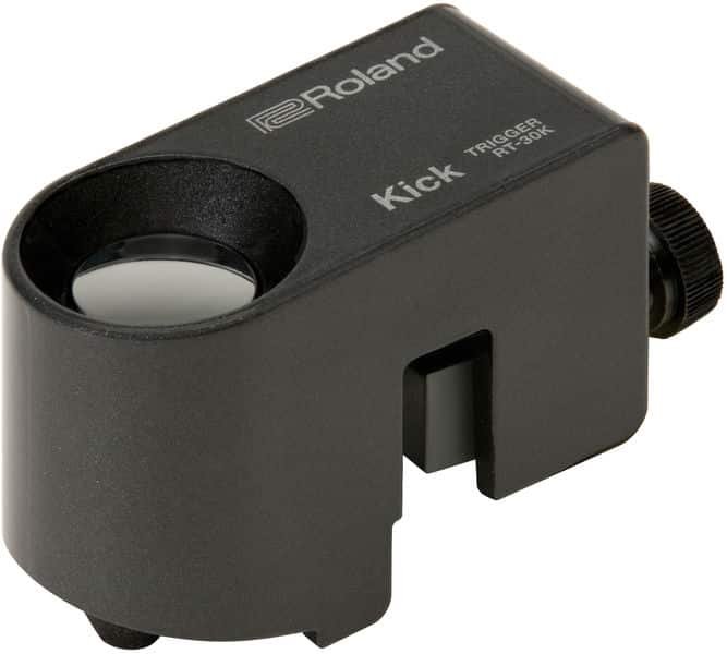 Roland RT-30K Kick Trigger vu de trois quarts : boîtier noir, capteur rond et molette de serrage