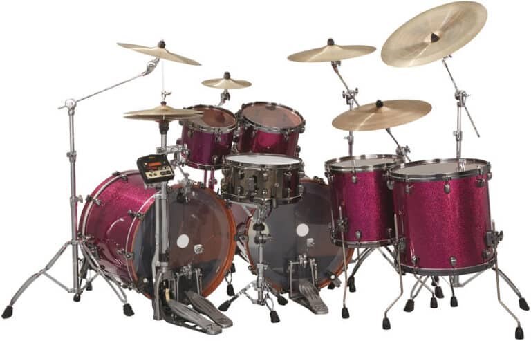 Batterie acoustique rose à deux grosses caisses équipée de triggers et d'un petit module Roland