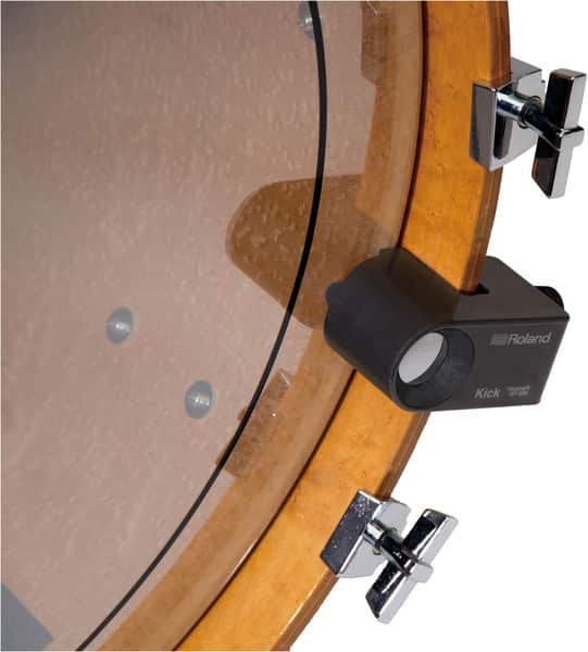 Roland RT-30K monté sur le cercle en bois d'une grosse caisse, capteur contre la peau
