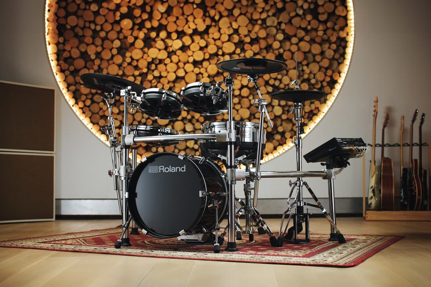 Batterie électronique Roland TD-716 installée dans un studio boisé, module V71 monté à droite