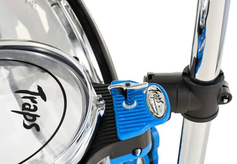 Gros plan du collier de serrage bleu à vis papillon fixant la grosse caisse au rack