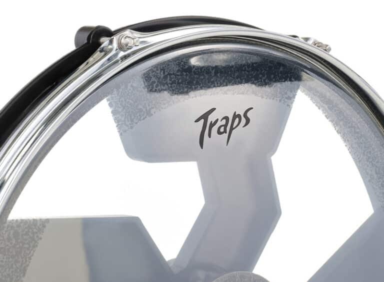 Intérieur de la grosse caisse vu à travers la peau transparente, structure grise et logo Traps