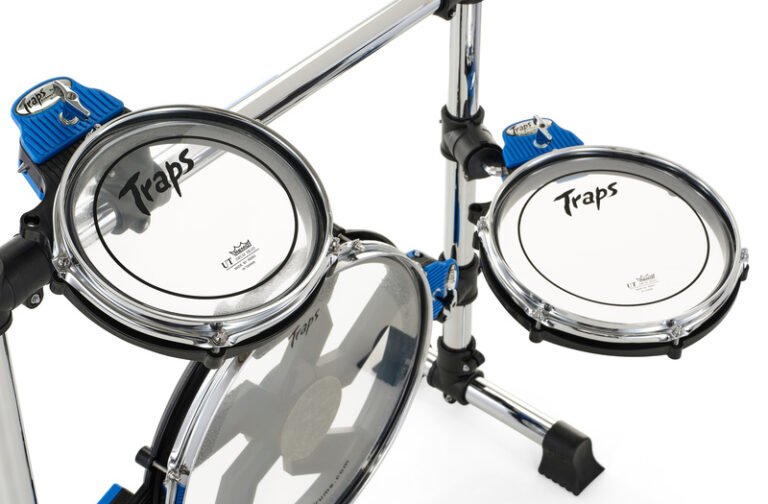 Les deux toms de la Traps A300 vus d'en haut, peaux Remo transparentes et colliers bleus