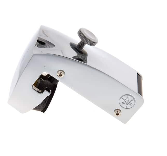 Logo diapason Yamaha gravé sur le flanc chromé du trigger DT50S