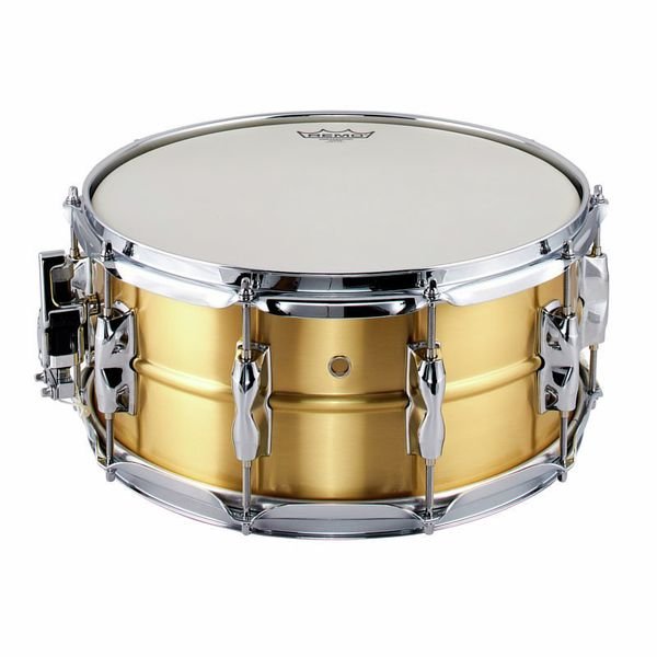 Vue de profil de la Yamaha Recording Custom Brass et de ses cercles Dyna Hoop